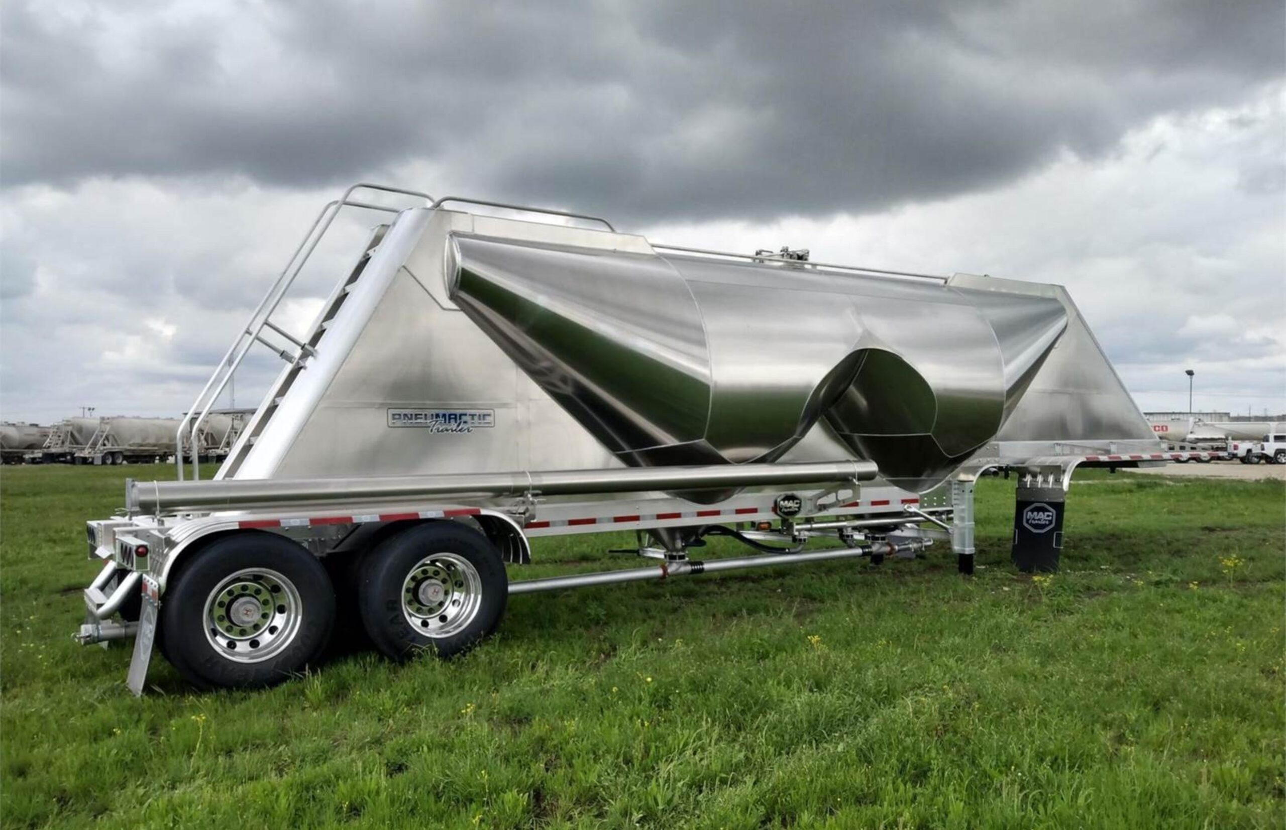Pneumatic vs. Hopper Trailers — What Alberta Shippers Should Know Before Choosing